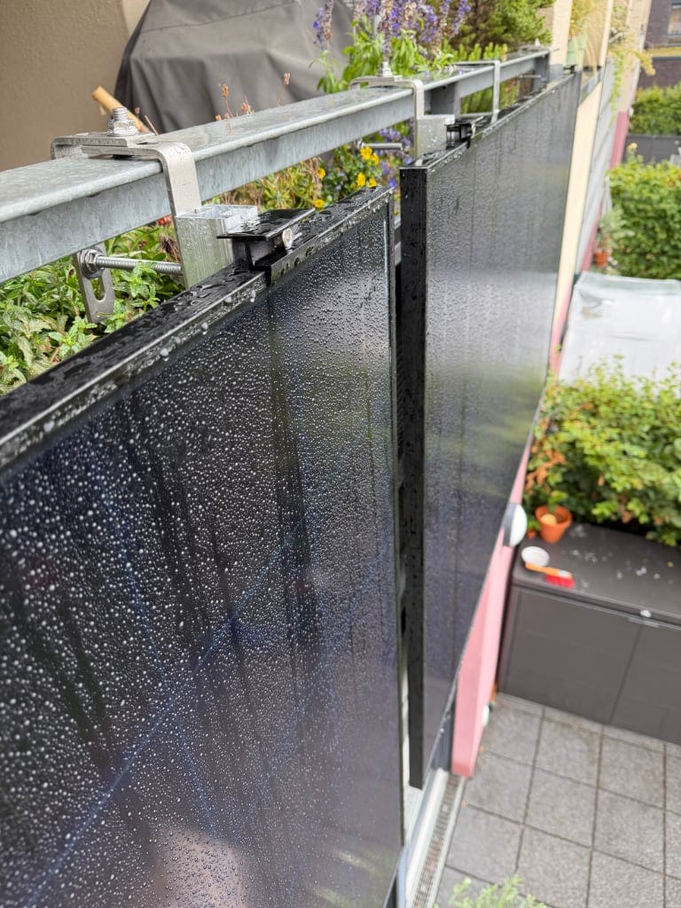 2 Solarpanele am Balkon mit Regentropfen